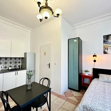 Apartment 7-7-6 *